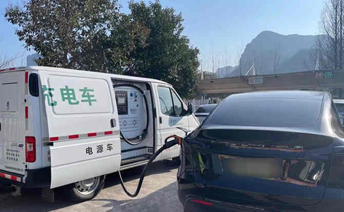 杂多汽车搭电