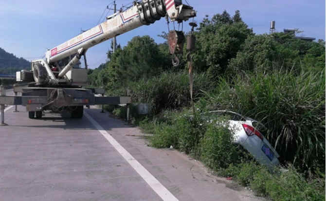 杂多重载吊车救援